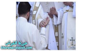 مسحة يدي الشماس الذي يرسم كاهنا بزيت الميرون