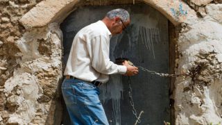 موقع لينغا: عائلة مسيحية آشورية تحافظ على قبر النبي ناحوم الالقوشي في سهل نينوى