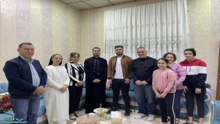 اللجنة الرعوية لكنيسة القوش تواصل زياراتها لعوائل البلدة