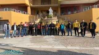 شباب كنيسة القوش يحملون الصليب للمنازل