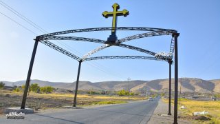 بالصور … صليب يتوسط بوابة مدخل القوش