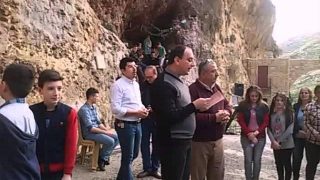 مسيحيو الموصل وسهل نينوى في دير الربان هرمزد يصلون من اجل الوطن