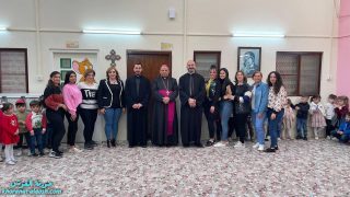 راعي الابرشية والاباء الكهنة يزورون روضات القوش