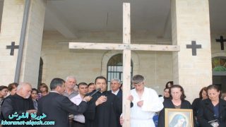 بحضور المئات من المؤمنين .. رئاسة دير السيدة تقيم مراسيم درب الصليب صعوداً من الكهف الاحمر في القوش