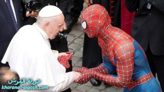 “بطل خارق” يلتقي بابا الفاتيكان بزيّ سبايدرمان ويهديه قناعاً