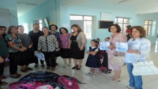 رابطة المراة في القوش توزع الحقائب المدرسية على الاطفال النازحين