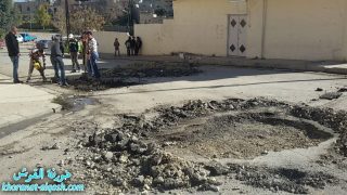 شباب القوش يقومون بحملة تصليح الخسفات في شوارع القوش