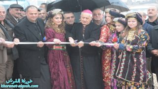 بالصور … بعد عمل متواصل لمدة 3 اشهر، افتتاح قرية القوش القديمة بمنتصف جبلها