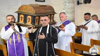 كنيسة القوش تحتفل بمراسيم جمعة الالام وانزال الصليب