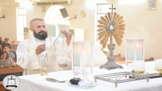 كنيسة القوش تقيم وقفة صلاة وساعة سجود امام القربان المقدس