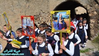 على الطريقة التقليدية القديمة… تلاميذ مدارس القوش الابتدائية يحتفلون بعيد السعانين