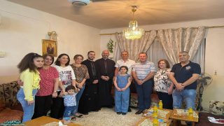 اللجنة الرعوية لكنيسة القوش تواصل زياراتها لعوائل البلدة