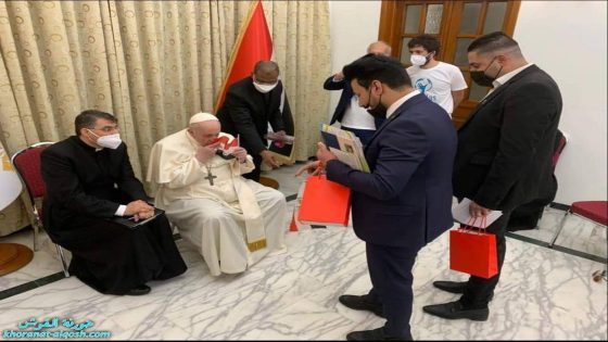 بالصورة .. البابا يقبل العلم العراقي خلال زيارته الناصرية