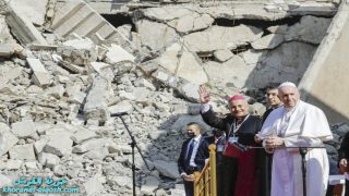 المطران نجيب ميخائيل يتجول بين أزقة الموصل القديمة ورسالته: تشجيع المسيحيين على العودة