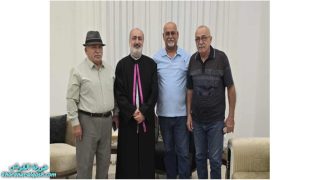 وفد من إعدادية التجارة وشخصيات من القوش يقدمون التهاني للخوراسقف د. غزوان شهاره