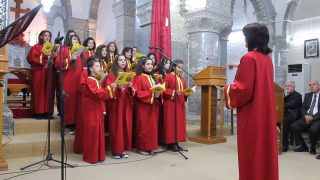 ترتيلة جوقة القوش بعنوان ” الى الله تسكن “