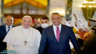بالصور … الكاظمي يستقبل قداسة البابا فرنسيس لدى وصوله مطار بغداد الدولي