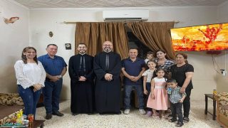 اللجنة الرعوية لخورنة القوش تزور عوائل القوش