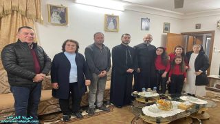 اللجنة الرعوية لكنيسة القوش تواصل زياراتها لعوائل البلدة