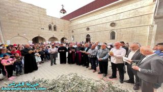 بالصور … تقديس اغصان الزيتون في كنيسة القوش