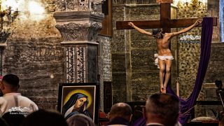 بالصور … بين جدران كنيسة القوش صمتٌ مقدّس يرافق المصلوب إلى الراحة الأخيرة في جمعة الآلآم.