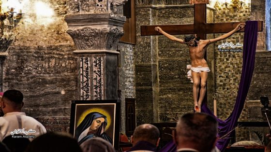 بالصور … بين جدران كنيسة القوش صمتٌ مقدّس يرافق المصلوب إلى الراحة الأخيرة في جمعة الآلآم.