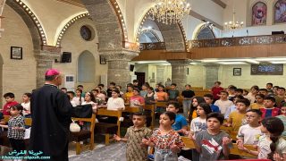 لقاء فرح وإيمان بين المطران الشابي وتلاميذ التناول الأول في القوش