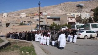 كنيسة القوش تستذكر جمعة الموتى المؤمنين بمراسيم كنسية